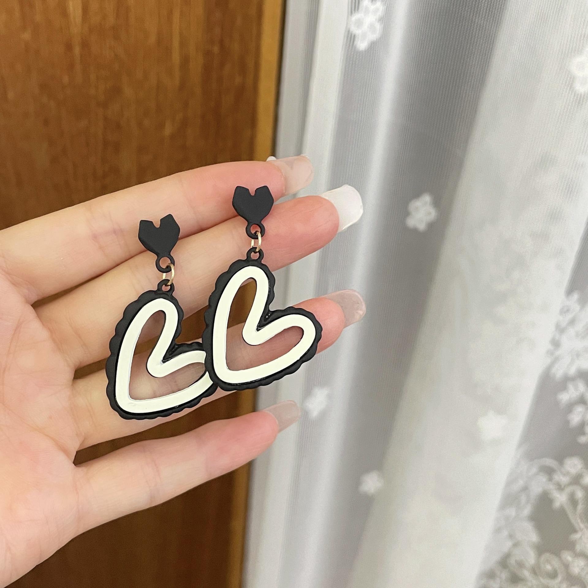 

Корейские черно-белые контрастные серьги-сердечки - уникальный милый и классный дизайн Black and white contrast earrings чёрный/белый