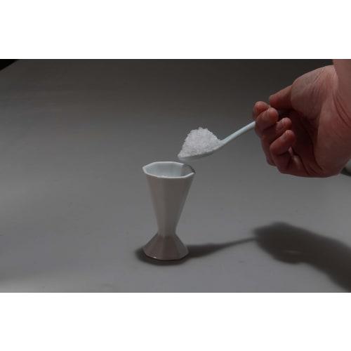 This octagonal salt set is easy to hold and serve. It includes five plates and one octagonal salt pyramid, bringing good fortune. Unlike unglazed porc