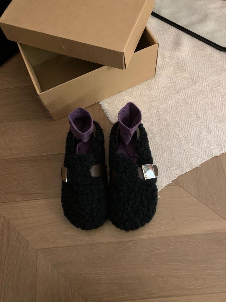 In the Autumn and Winter of 2026, the New Loafers Are Women's Warm and Plush Lamb Wool Shoes, and the Fairy Can Step On the Heel Belt Buckle Beans.