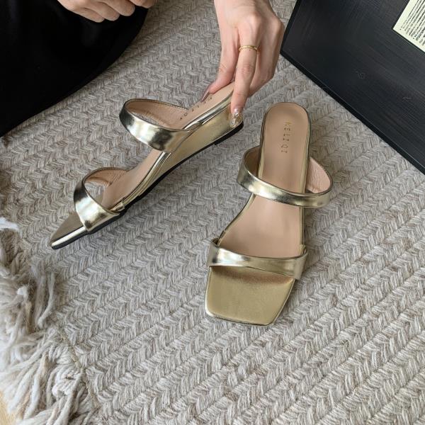 

Модная обувь Женская 2025 Женские шлепанцы Резиновые шлепанцы Квадратный носок Новые гавайские летние шлепки Сексуальная обувь Резиновые шлепанцы Шлепанцы W 35