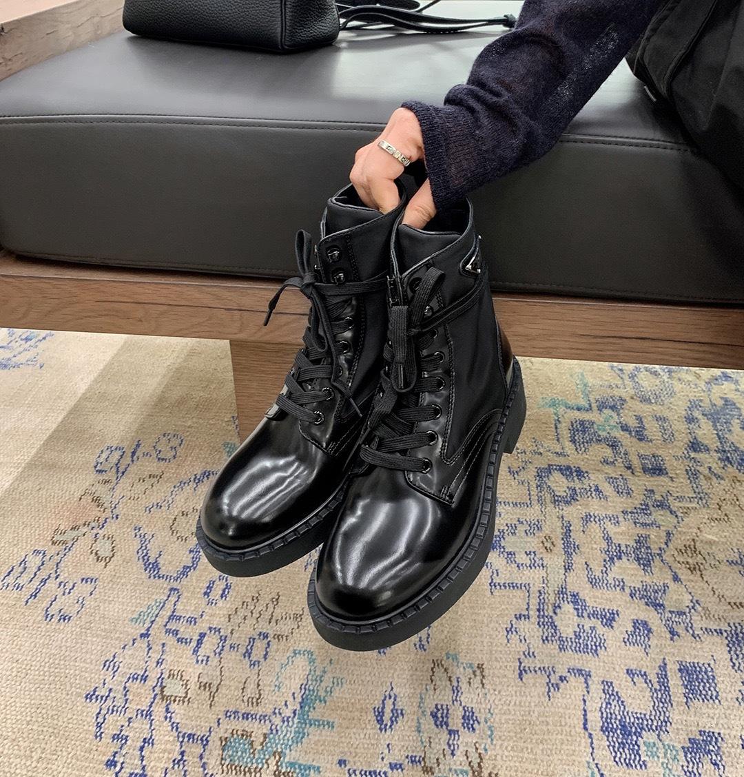 

Женские ботинки-мартины на толстом каблуке и толстой подошве, черные