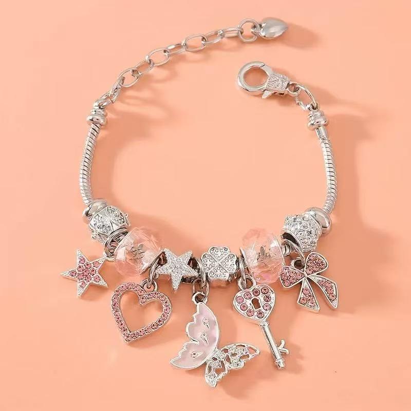 Браслет из бусин своими руками с подвесками-бабочками, сердечками, ключиками и стразами