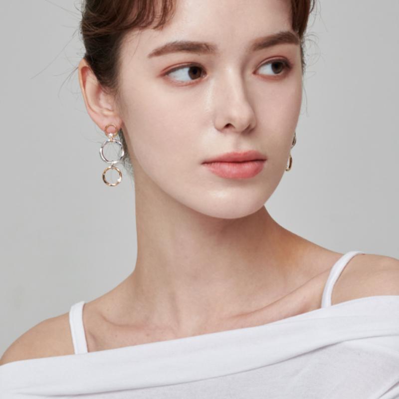 ELLE Schmuck Urban 14K Dreifach-Rund-Hängeohrringe (Goldener Pin) ELGPEE392