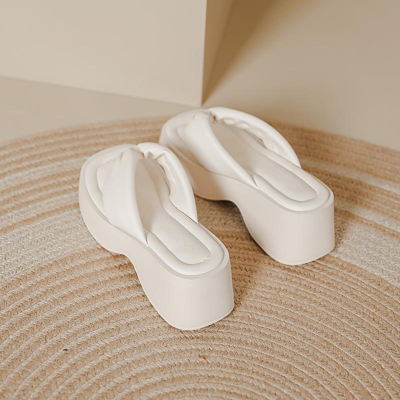 Lightweight and versatile thick-soled slippers women's summer new heightening soft-soled flip-flops outdoor beach shoes sandals