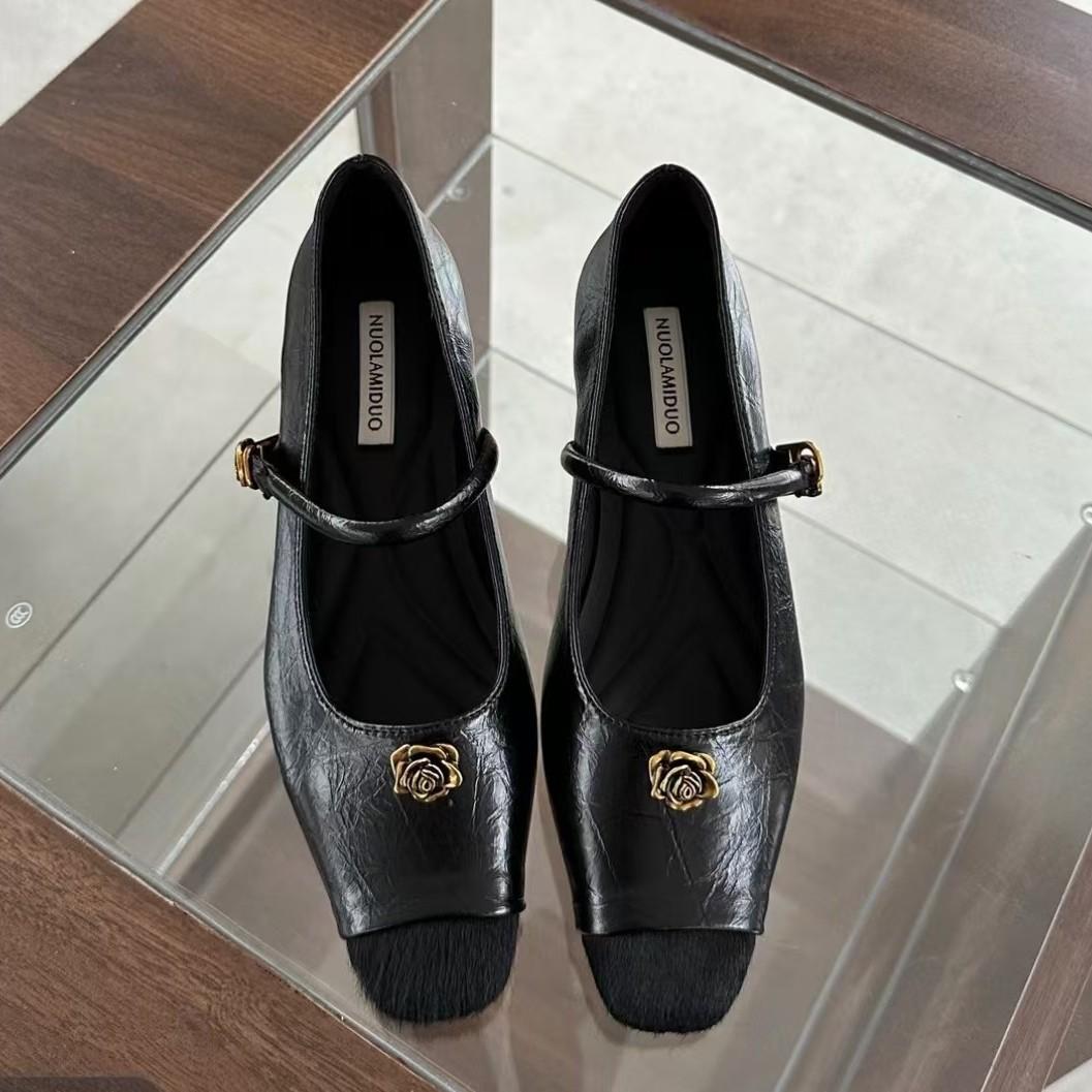 

Retro inner height increase one-word buckle Mary Jane shoes women s shoes 2025 autumn and winter new French Xiaoxiangfeng temperament single shoes 40 чёрный