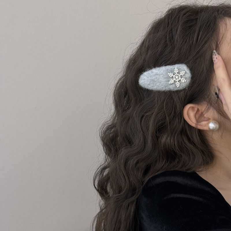 1pc Shining Rhinestone Snowflake Plush Breaking Clip, Autumn and Winter Gray Series, Simple Temperament, Hair Clip Edge Clip