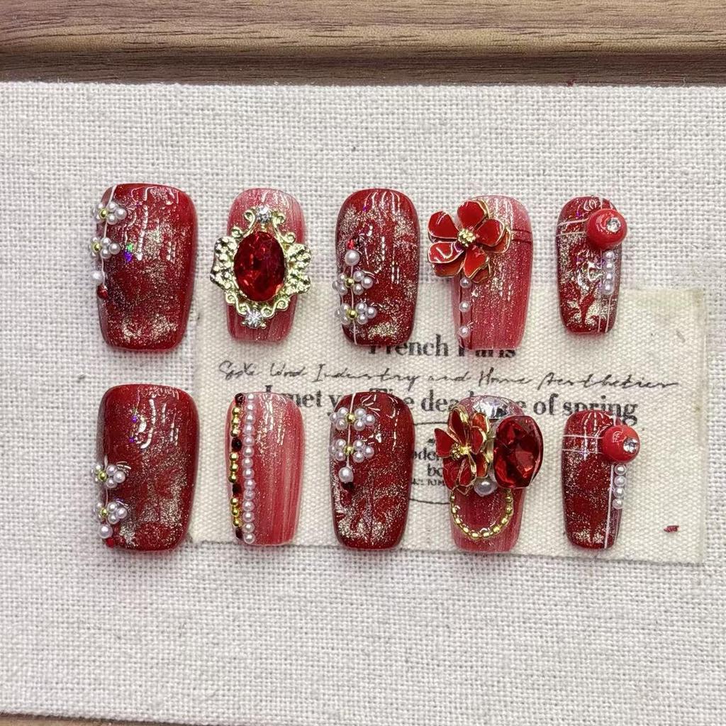 Red Cat Eye Short Almond Manicure: Handmade High-End Fake Nail Tips for New Year