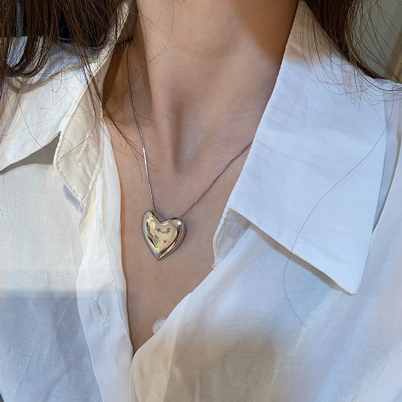 Elegant Metal Heart Clavicle Necklace for Women - Light Luxury Design