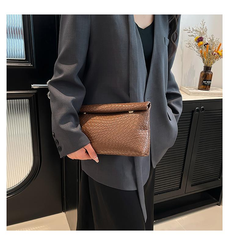 Casual and versatile crossbody bag women's spring and summer new Korean shoulder bag fashion trend commuter pillow bag for women