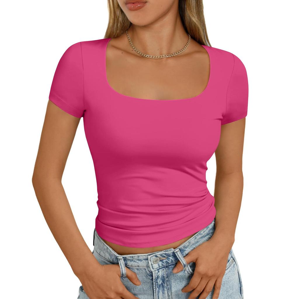 Dámská móda, ležérní štíhlé tričko s krátkým rukávem a čtvercovým výstřihem dole, svrchní oblečení
