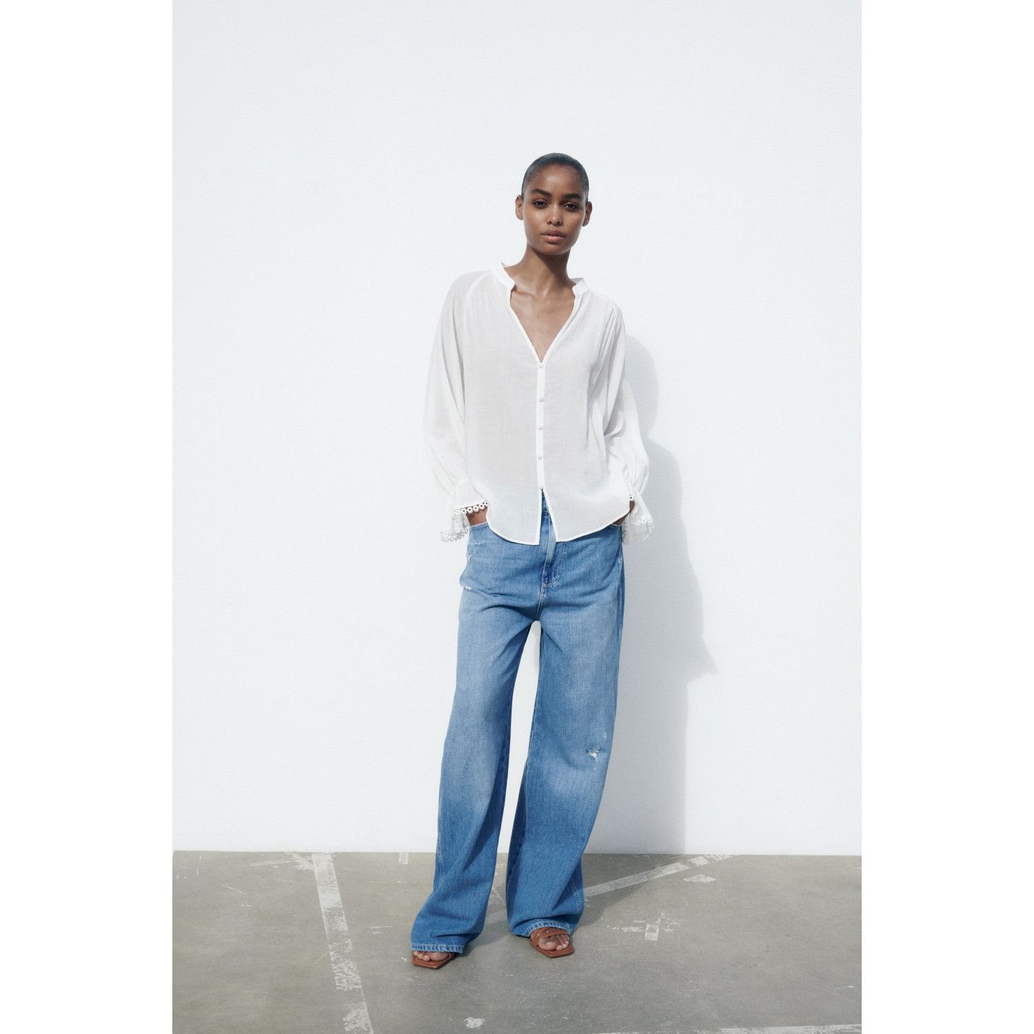 

TEXTURED GUIPURE LACE BLOUSE