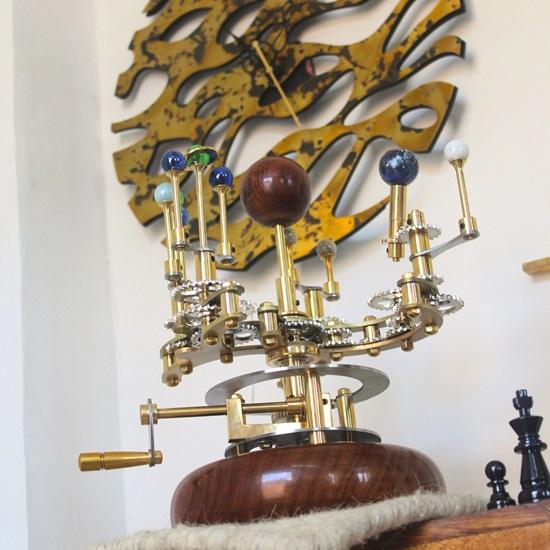 Piesă de artă de lux de 25,4 cm pentru rafturi de cărți, planetariu din alamă și oțel, un model funcțional al sistemului solar cu planete