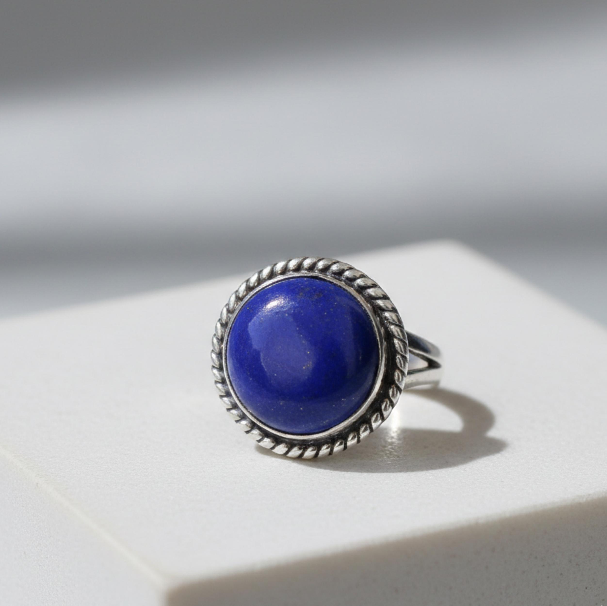 

Синій Лазурит Круглий Масивний Перстень, Ювелірні Вироби зі Стерлінгового Срібла 925, Мінімалістичний Кручений Мотузковий Богемний Перстень з Каменем 12 срібний