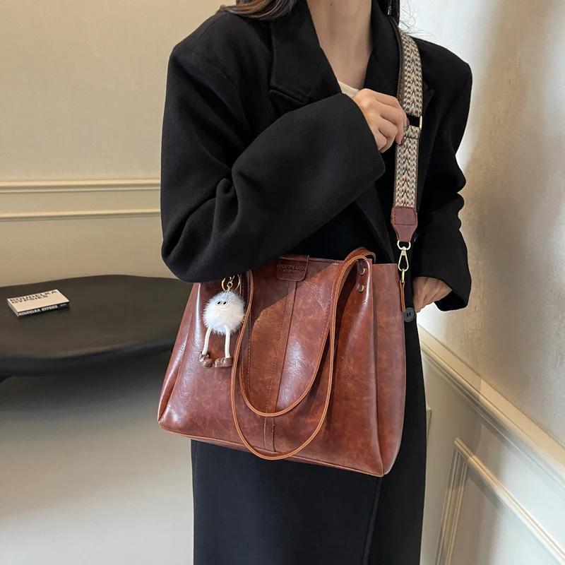 Large capacity bag for women  single shoulder bag  crossbody bag for university students  fashionable autumn and winter