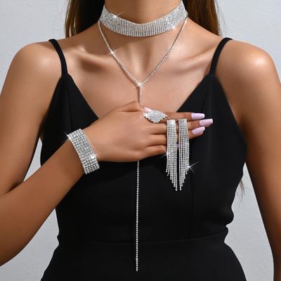 Ensemble collier multicouche, boucles d'oreilles, bracelet et bague, orné de diamants