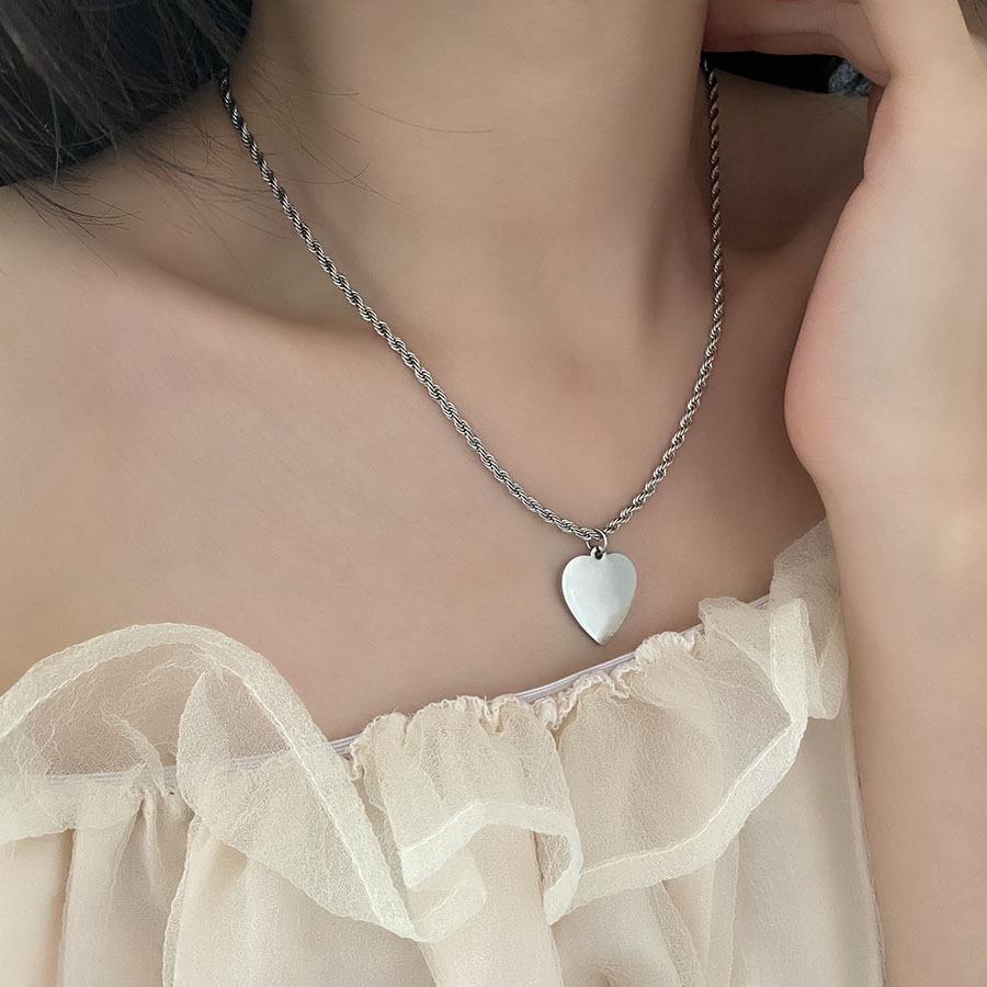 Heart-shaped Titanium Steel Pendant Necklace: Non-Fading Glossy Clavicle Chain for Women In High-End Niche Design.