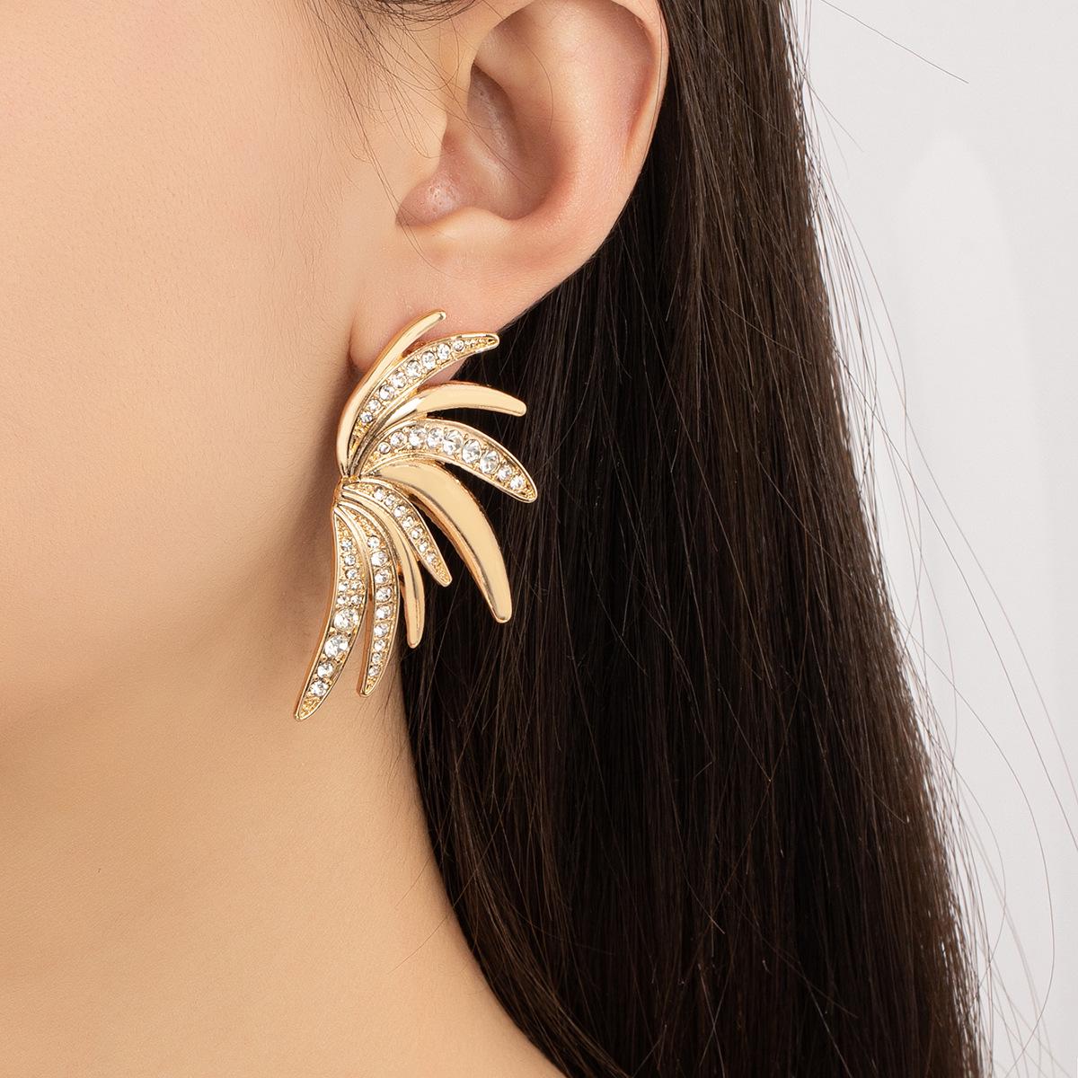 

Geometric Wing Stud Earrings with Diamond Accents for Women - Elegant, Lightweight and Fashionable золотой