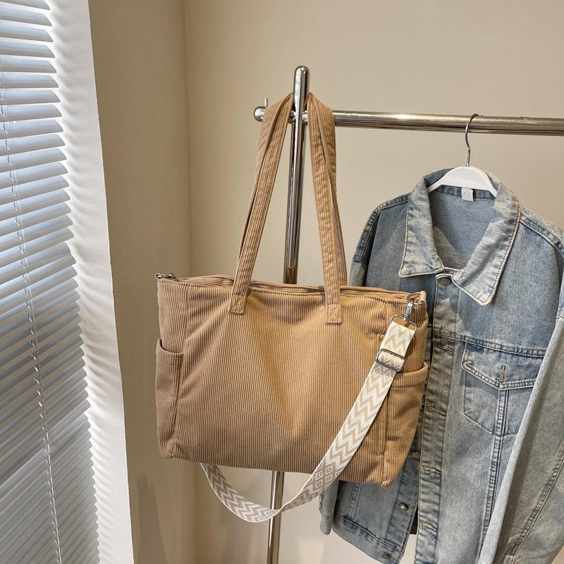 

Японский нишевый дизайн для отдыха, женская весенняя новинка, литературный и ленивый стиль, большая вместимость, сумка-тоут на плечо для通勤 хаки