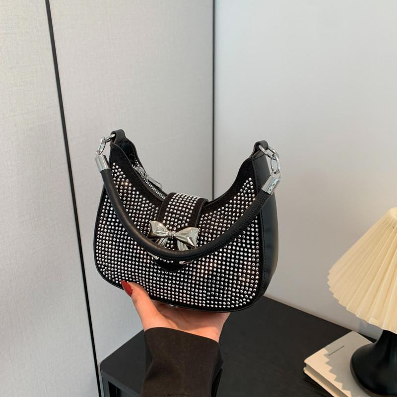 

Стильная женская весенне-летняя сумка подмышку черного, белого, розового, коричневого цвета с шикарным дизайном чёрный