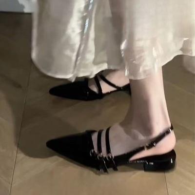Temperament Spitze Zehen Baotou Sandalen Damen Sommerkleidung Flacher Mund Metallschnalle Hinten Offen Niedriger Absatz Schuh Designerschuhe