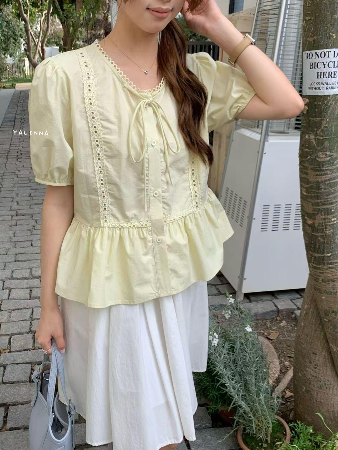 

Корейская блузка женская летняя с круглым вырезом, кружевными короткими рукавами One Size светло-желтого