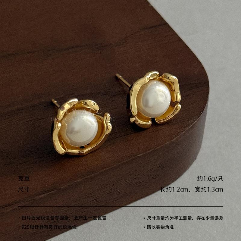 Pearl bud earrings, earrings, high-end fashion and versatile French earrings, women's sweet, exquisite and elegant temperament earrings.