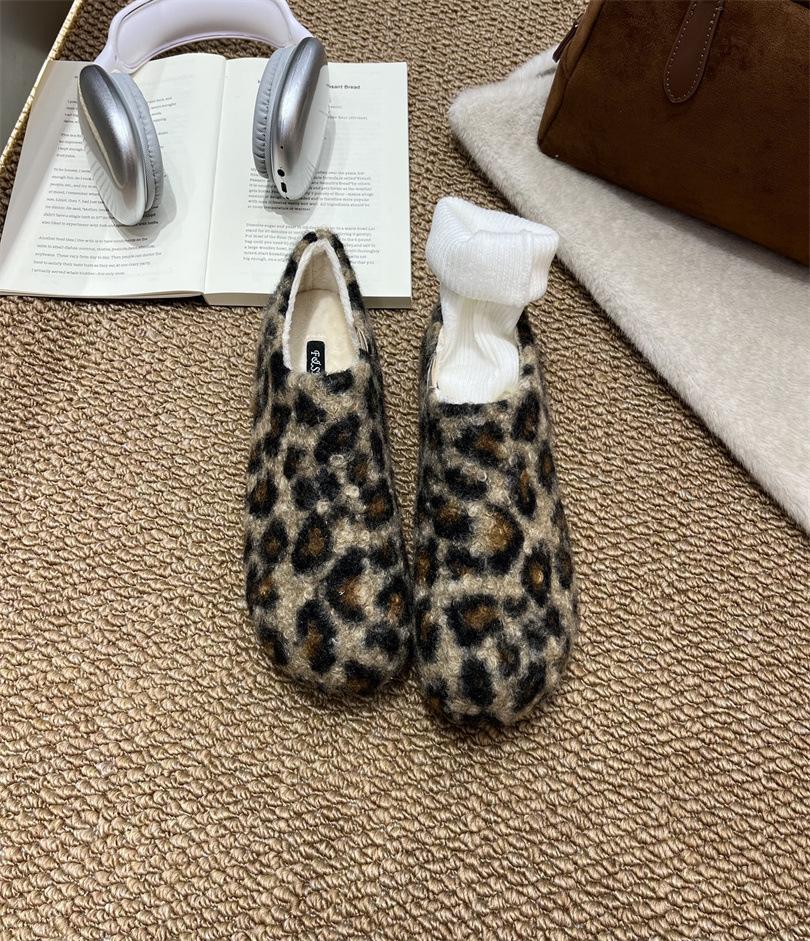 

Модные леопардовые пушистые туфли для женской верхней одежды 2025 новая осень и зима на толстой подошве с внутренней платформой, увеличивающей рост, хлопковые шлепанцы и мешок из флиса 39 цветной печати леопарда