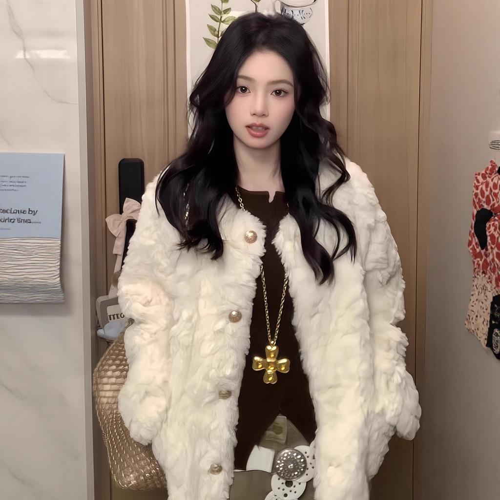A Lambskin Coat for Women In Winter, Featuring A High-end and Warm Fur Coat