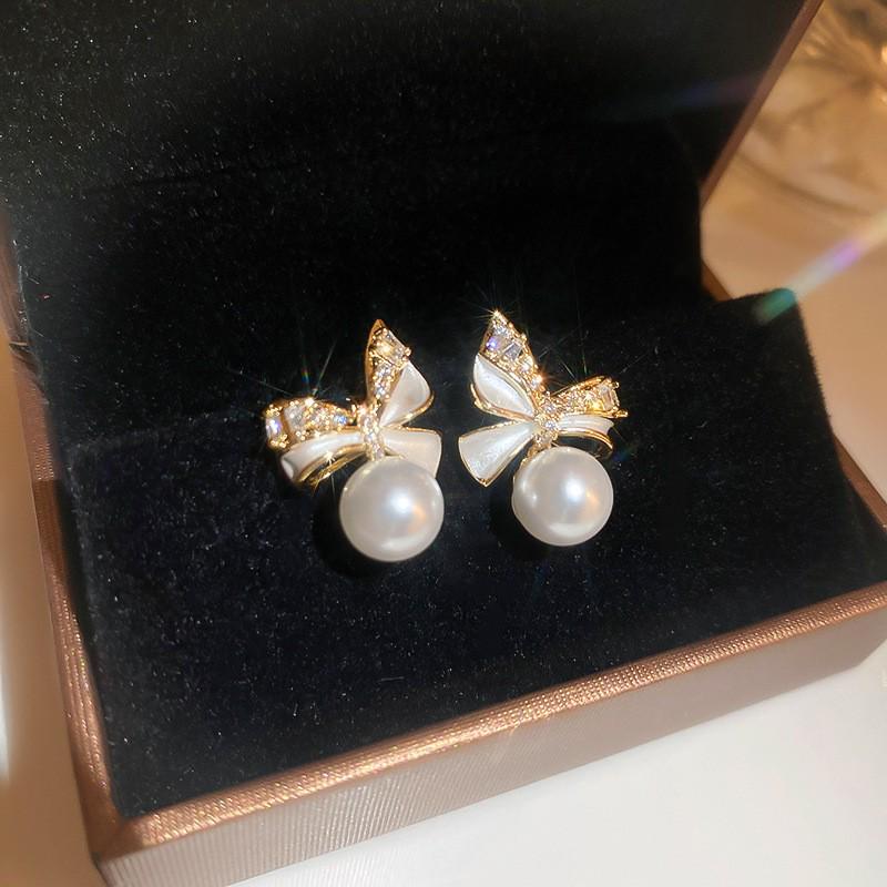 Elegant French Retro Floral Pearl Earrings - Geometric, Versatile, High-End Design for Women