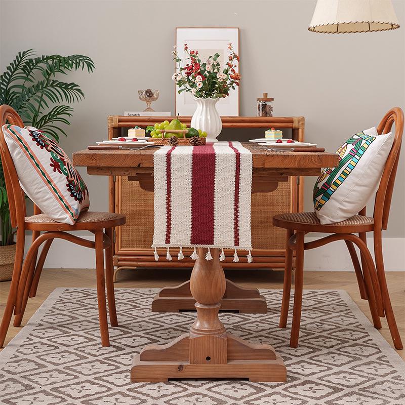 Bordslöpare i etnostil av vävd bomull och linne med tofsar - Lätt lyxig festivaldekoration