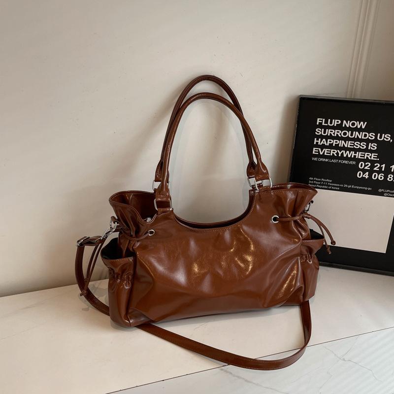 Simple and Retro Office Commuting Bag Handbag with Large Capacity Fashionable and Casual Shoulder Bag