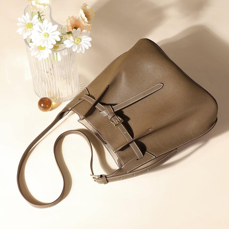 Fashion women's bags, bucket bags, new leather women's bags, shoulder bags, simple commuter tote bags, large-capacity women's bags.