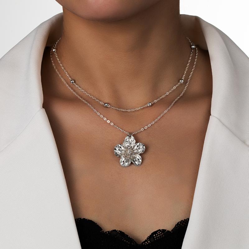 Fashionable And Elegant Metal Pleated Flower Pendant Necklace, Simple Five Petal Flower Collarbone Chain Necklace