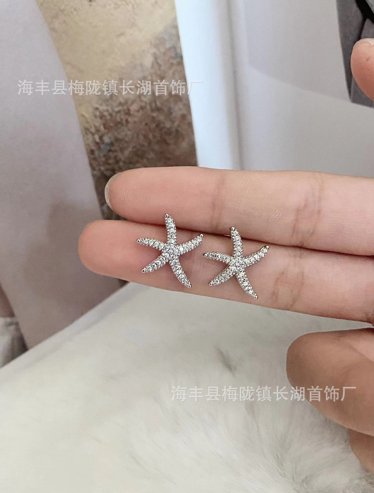 

Starfish diamond stud earrings are simple, small and cold, super fairy, sweet girl s heart flashes temperament earrings.