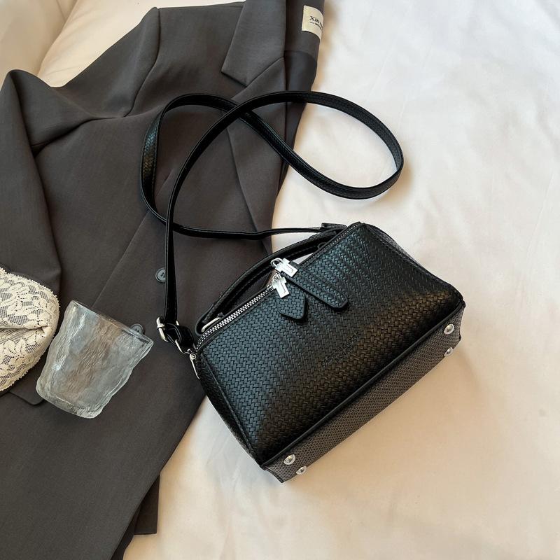 High-end Niche Bag Women's Autumn and Winter Retro New Fashion Messenger Bag Portable Pillow Bag