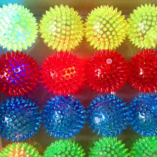 Bouncing Light-Up Ball Spiky Rubber Sensory Toy with Flashing Colors Cat Dog Chewing Toy Teeth Cleaning Thorn Balls