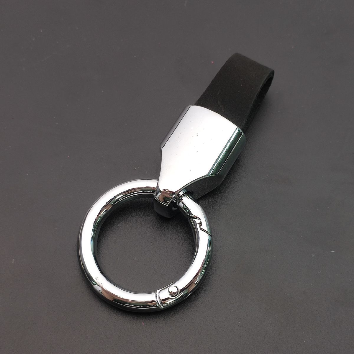 Laser Engraved Matte Leather Creative Keychain With Metal Car Keyring Motorcycle Couple Waist Hanging Modern Minimalist Style Black чёрный