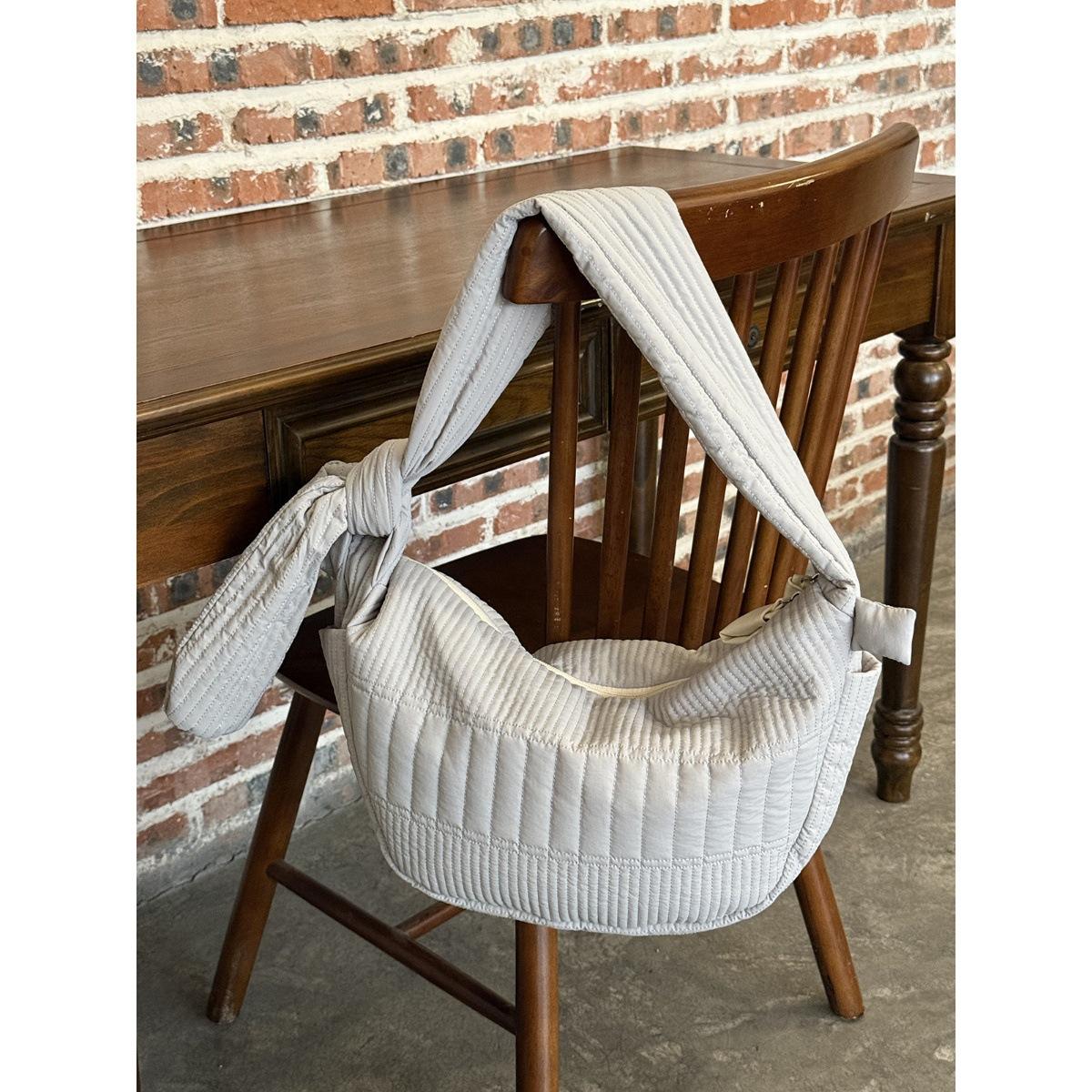 

У Тянь Сивэй такая же сумка-мессенджер cloud, нишевая сумка-пельмень на одно плечо для поездок на работу, женский широкий плечевой ремень и большая сумка-тоут.