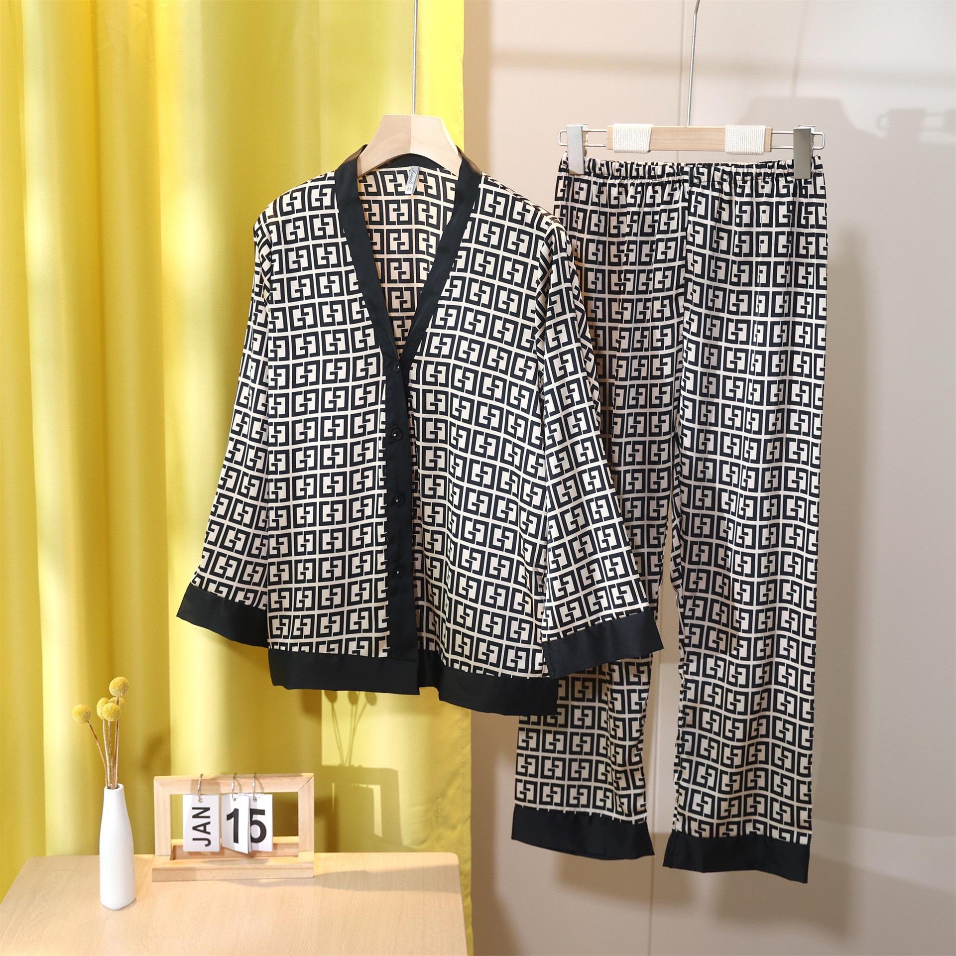 

Жіночий піжамний комплект Ice Silk з V-подібним вирізом - стиль весна/осінь 3XL, V-neck, letters жовтий