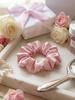 Dior 1 Stück Rosa Satin Scrunchie DIOR BEAUTÉ Etikett Weiches Seiden-Haargummi Elegantes Damen-Haaraccessoire für den täglichen Look