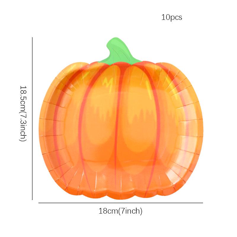 Zestaw zastawy stołowej na imprezę tematyczną Halloween: Obrus dyniowy, Talerzyki i kubki jednorazowe