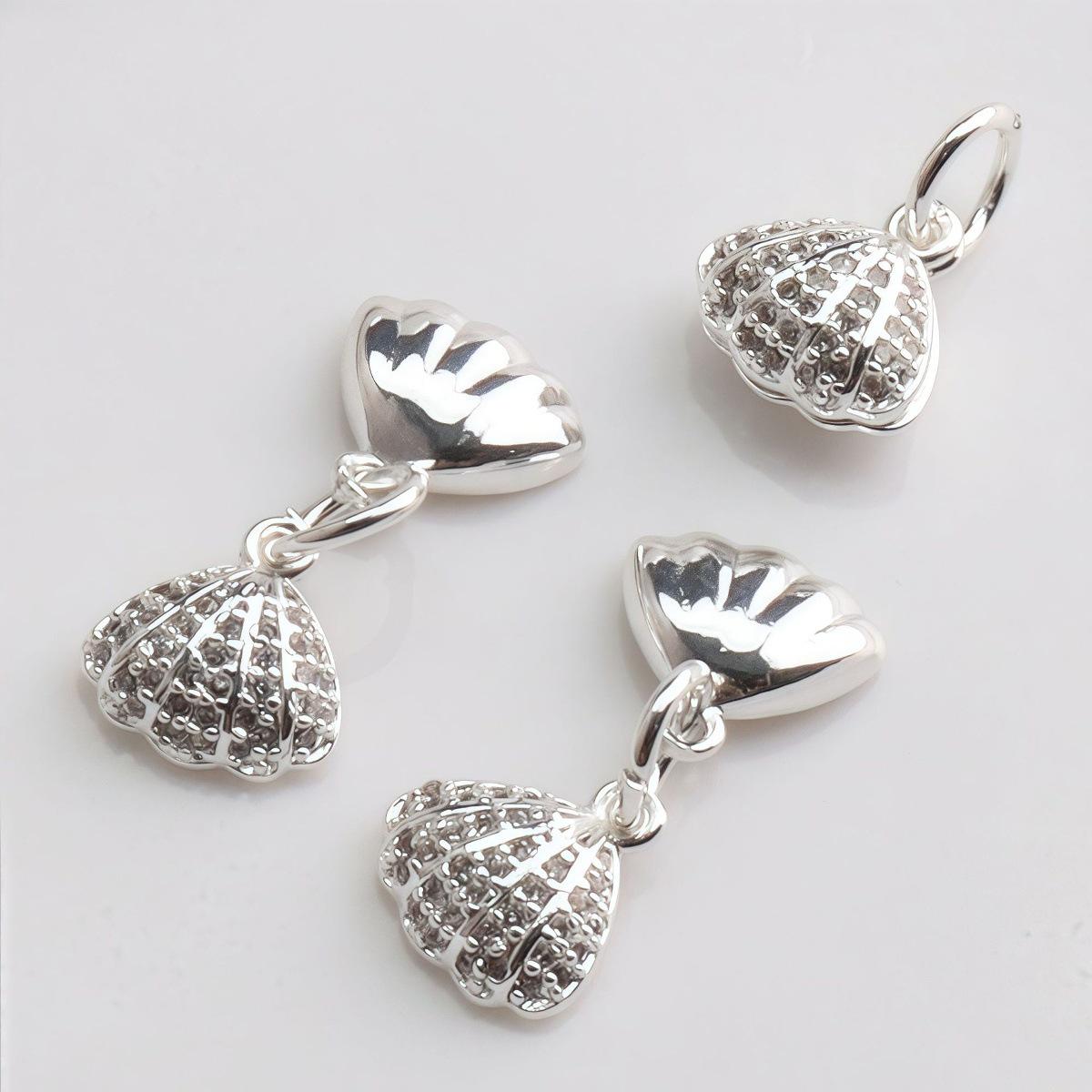 

Сережки-підвіски Шарм з мушлі, інкрустовані цирконами, з позолотою 14 карат