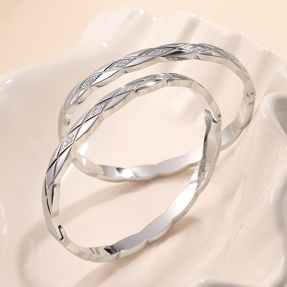 INS hot-selling stainless steel CNC diamond-encrusted small fragrant wind rhombus buckle bracelet bracelet jewelry