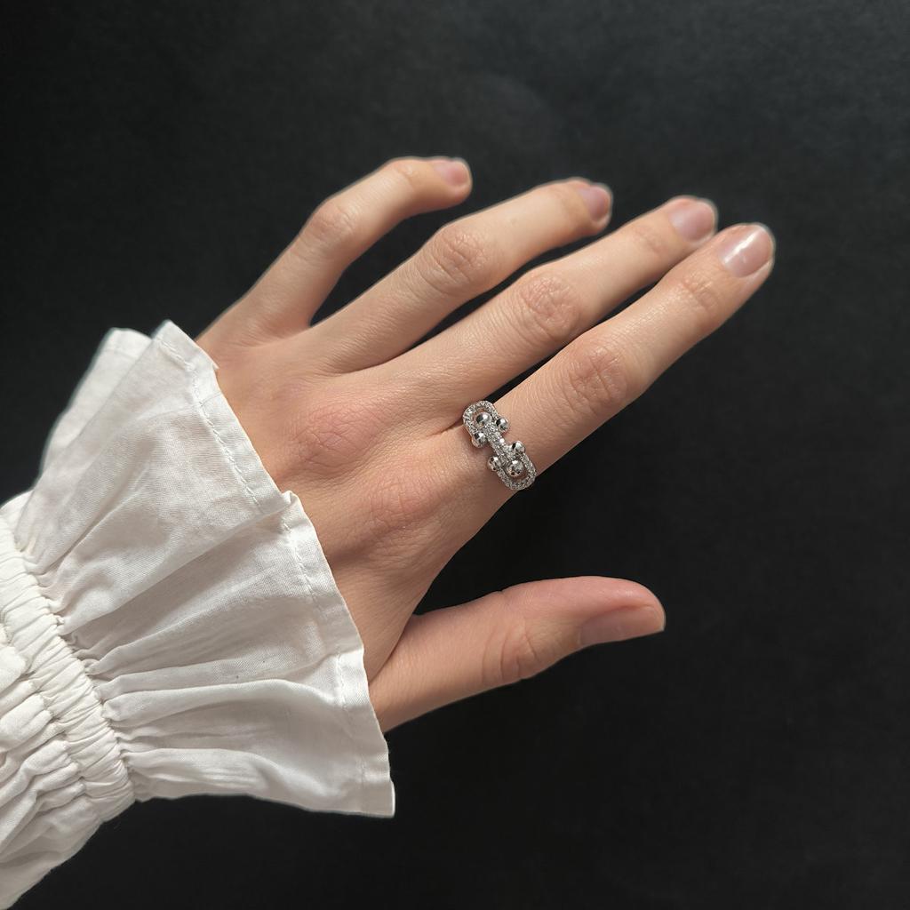 Серебряное кольцо с фианитами 0.32ct, вес изделия 2,27 гр (2197669)