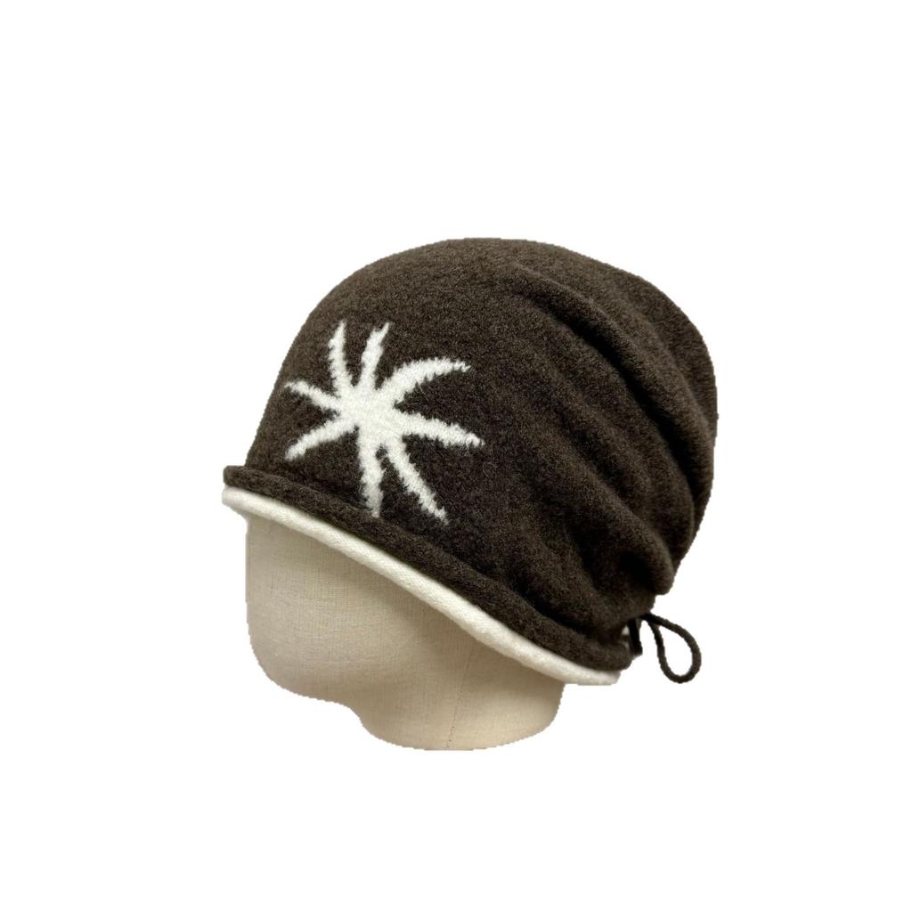 Retro contrasting color curled edge knitted drawstring stacking hat for children, warm and cold in autumn and winter, showing a small face, big head c