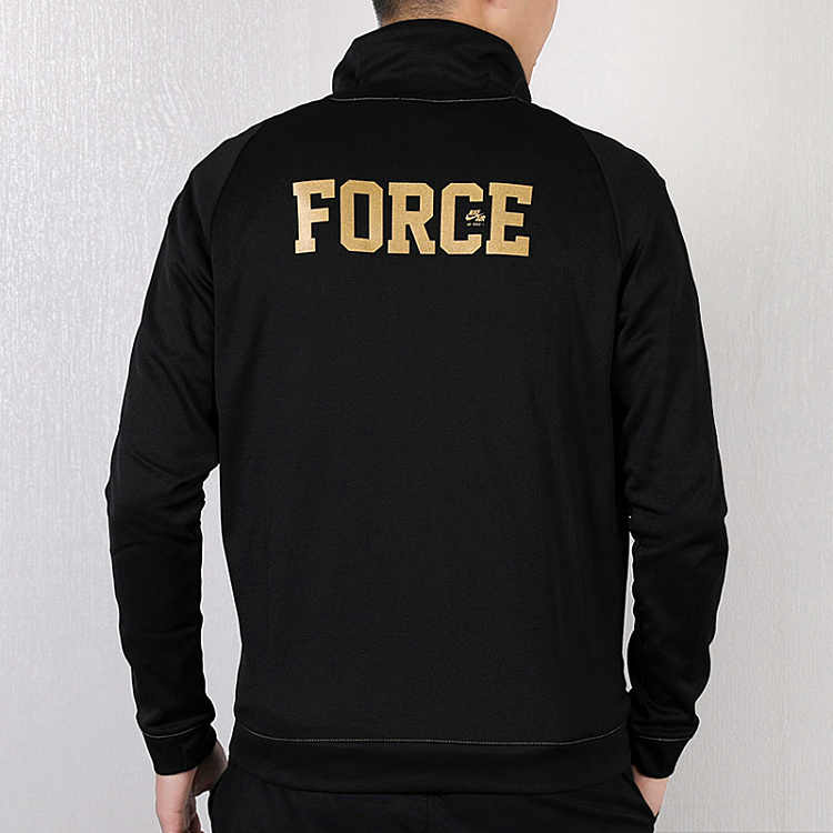 Nike Eksklusiv ensfarget jakke med logotrykk, lange ermer og ståkrage for menn, jakker svart/gull BQ2566-011