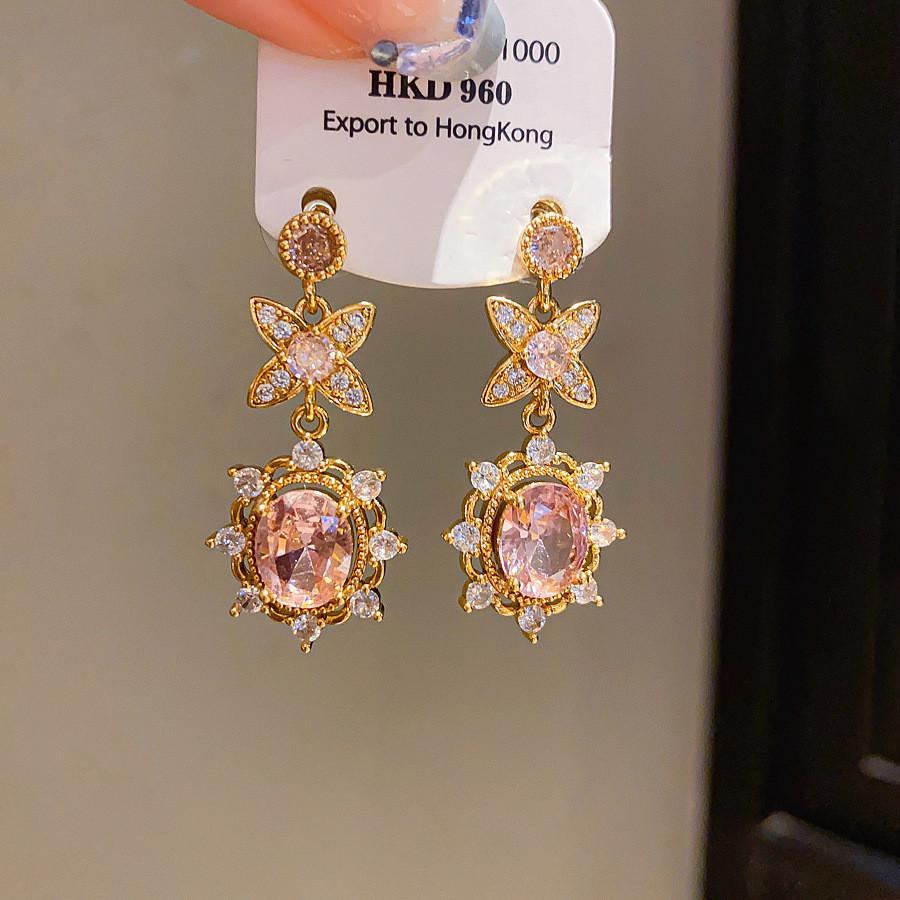 Flower Pendant Necklace With Gold Plating And Zirconia For Elegant Womens Fashion
