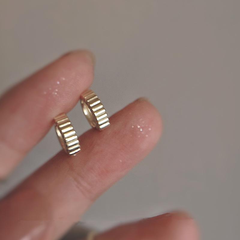 

Стильные римские круглые пряжки для ушей женские нишевые серьги Ins Cold Wind простые металлические изысканные серьги для поездок на работу