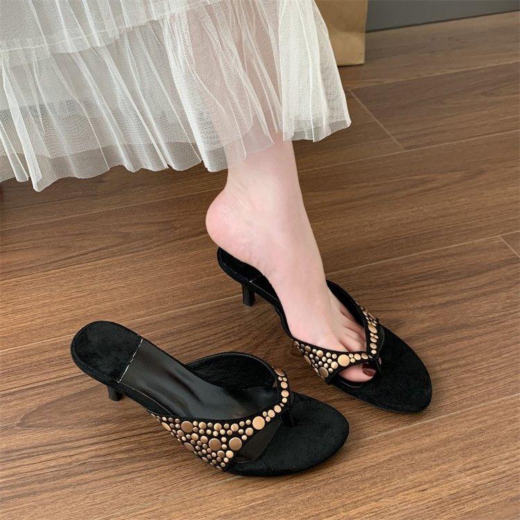 

2025 новые высококлассные тапочки в европейском и американском стиле с заклепками на носке, крутые шлепанцы из замши в елочку на высоком каблуке, женская летняя уличная обувь 35