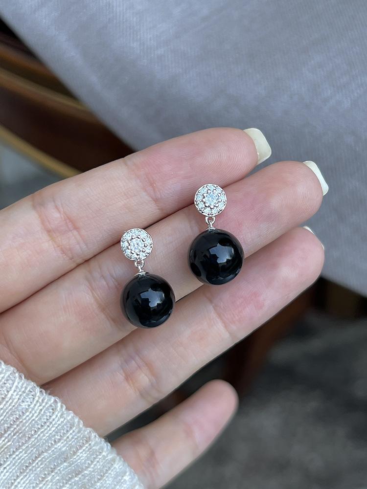 

Autumn and winter high-grade cold wind black agate sterling silver round diamond earrings simple temperament niche earrings new women